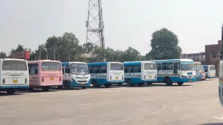 सब डीपो परिसर में खड़ी लगभग दर्जन मिनी बस। जागरण