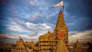 चंद्रशेखर आजाद समिति का पंडाल द्वारका मंदिर के प्रारूप में।