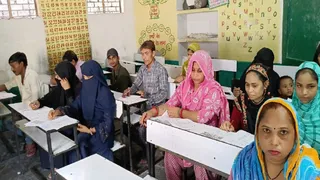 बागपत में साक्षरता एवं संख्यात्मकता मूल्यांकन परीक्षा के दौरान मौजूद परीक्षार्थी।