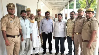 पुलिस गिरफ्त में आरोपित।