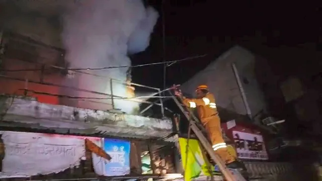मुजफ्फरनगर के लोहिया बाजार में दुकान में भीषण आग से मची अफरातफरी, भीतर रखा था गैस सिलिंडर
