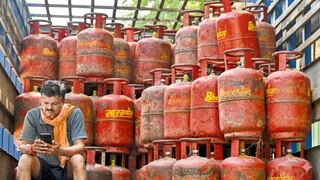 सब्सिडी वाले LPG सिलेंडर के लिए एक अक्टूबर से आधार सत्यापन जरूरी (फोटो- जागरण)