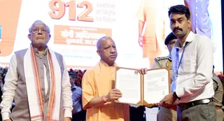 मुख्यमंत्री योगी आदित्यनाथ अभ्यर्थियों को नियुक्ति पत्र सौंपे हुए। फोटो- सोशल मीडिया (x)