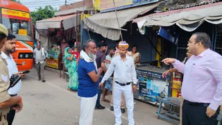 रोडवेज बस स्टैंड के बाहर मुख्य मार्ग पर खड़ी बस को देखकर नाराजगी जताते डीएम। जागरण