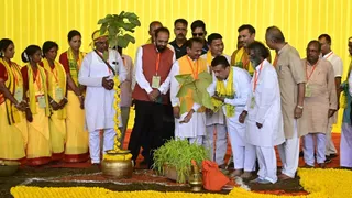 करम महोत्सव के मंच पर शुभेंदु अधिकारी के साथ जमशेदपुर के भाजपा सांसद विद्युत वरण महतो और आजसू पार्टी के अध्यक्ष व पूर्व उप मुख्यमंत्री सुदेश महतो।