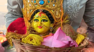 काशी के लक्ष्मीकुंड पर सोरहिया मेले की धूम, महालक्ष्मी पूजन से खुशहाली की कामना।
