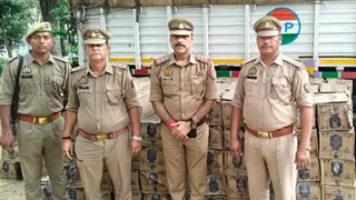 सोनभद्र में धान की भूसी की आड़ में शराब तस्करी का पर्दाफाश, ट्रक पलटने से खुला राज।
