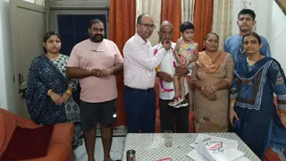 दैनिक जागरण हिसार यूनिट के वरिष्ठ महाप्रबंधक राहुल मित्तल पहुंचे विजेता के घर। फोटो जागरण