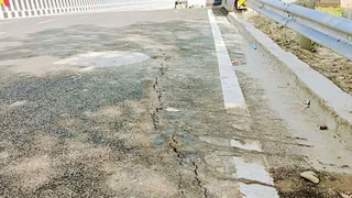 मोतिहारी-कोटवा के बीच धनौती नदी पर बने पुल के एप्रोच की स्थिति उद्घाटन के एक माह के अंदर ही खराब हो गई।