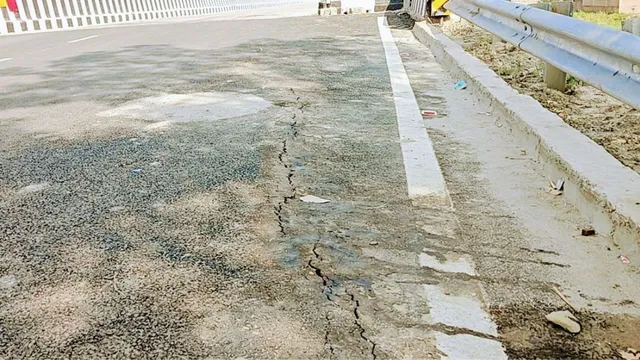 महीने भर में धंस गई जल्दबाजी की सड़क, मोतिहारी में एप्रोच सड़क में दरार, गुणवत्ता पर सवाल
