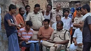 घटनास्थल पर लोगों से पूछताछ करती पुलिस। (जागरण)