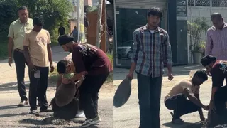 गड्ढों को भरते हुए विद्यार्थी।