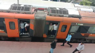 पीडीडीयू जंक्शन के पास वंदे भारत एक्सप्रेस में तकनीकी खराबी, डेढ़ घंटे की देरी।