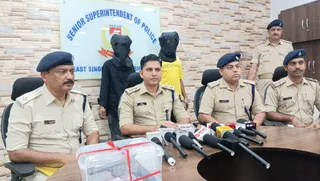 पुलिस ने भाकुड़ गैंग से जुड़े दो शातिर अपराधियों को हथियारों के साथ रंगे हाथ गिरफ्तार किया है।