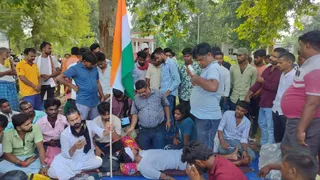 राघोपुर में धरना पर बैठे युवा। जागरण