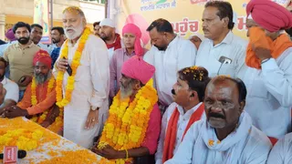आंदोलन की जानकारी देते हुए संत समाज के नेता।