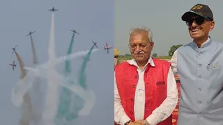 मेरठ में करतब दिखाते सूर्यकिरण विमान, इस दौरान मौजूद राज्यसभा सदस्य डाॅ. लक्ष्मीकान्त बाजपेयी और केंद्रीय रक्षा राज्य मंत्री संजय सेठ।