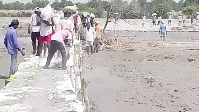 जब ज‍िम्‍मेदार सो गए तो ग्रामीणों ने खुद ही तटबंध बनाने का उठाया बीड़ा, श्रमदान से मिट्टी के बोरे लगाने का काम शुरू

