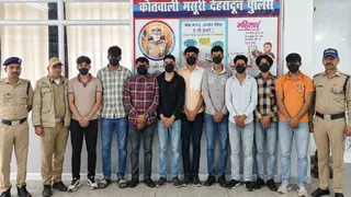 मसूरी- मालरोड़ पर हुड़दंग मचा रहेपर्यटक पुलिस की गिरफ्त में कोतवाली मसूरी में।फोटो पुलिस।