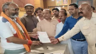 सोनभद्र में यूपीआई लेनदेन पर शुल्क के विरोध में व्यापारियों का ज्ञापन।
