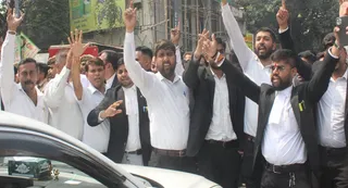 मेरठ में नारेबाजी करते अधिवक्ता।