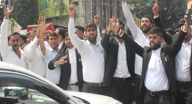 मेरठ: अधिवक्ताओं के विरोध के बाद अधिकारी बैकफुट पर, केंद्रीय संघर्ष समिति के पदाधिकारियों की CM से मुलाकात का आश्वासन