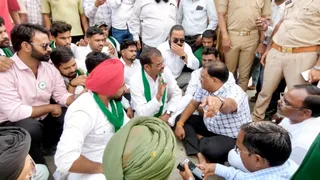 सिटी मजिस्ट्रेट को सड़क पर बैठा कर वार्ता करते किसान यूनियन के पदाधिकारी। जागरण