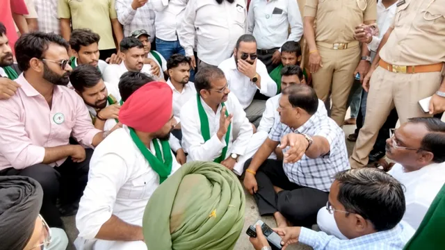 अफसरों की अनदेखी से भड़के किसान: ज्ञापन लेने कोई नहीं आया तो किया हाईवे जाम, समझाने पहुंचे सिटी मजिस्ट्रेट को सड़क पर बैठाया
