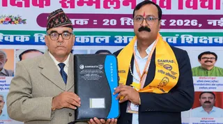 वैश्विक शिक्षक रत्न पुरस्कार हासिल करते प्रिंसिपल अनिल कुमार।
