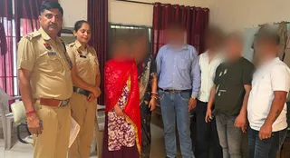 लापता महिला का सुरक्षित घरवालों को सौंपती पुलिस।