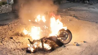 खैर कस्बा में लगी आग से जलती हुई स्कूटी।