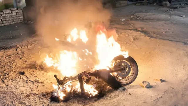 अलीगढ़ में चलती स्कूटी में लगी भीषण आग, सवार ने कूदकर बचाई जान
