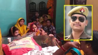 मृतक अभिषेक सिंह के घर जुटे लोग, इनसेट में अभिषेक। जागरण