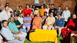 रामलीला महोत्सव व श्रीराम बरात की तैयारियों को लेकर चर्चा करते मठ प्रशासक हरिहर पुरी व महंत योगेश पुरी। जागरण