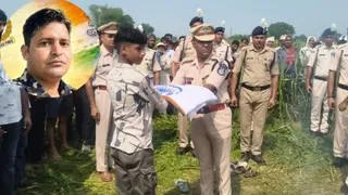 अलीगढ़ में राजकीय सम्मान के साथ अंत्येष्टि के दौरान पुत्र को राष्ट्रीज ध्वज सौंपते अधिकारी। इनसेट में जवान राजीव कुमार का फाइल फोटो।
