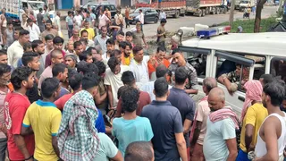 घटना के विरोध में आक्रोशित मोटिया मजदूरों को समझाती पुलिस। (फोटो जागरण)