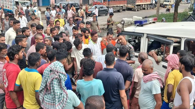 बरवाअड्डा फल मंडी में पिकअप ने मजदूर को कुचला, मौत के बाद आक्रोशित मजदूरों ने किया सड़क जाम
