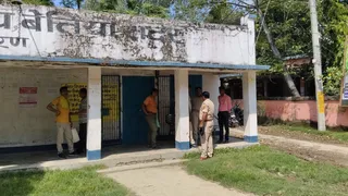 पश्चिम चंपारण के बेतिया अंचल कार्यालय में मारपीट के बाद पहुंची पुलिस।