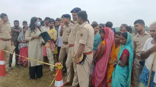 Bhagalpur Kajraili Crime News: भागलपुर के कजरैली थाना क्षेत्र अंतर्गत केलापुर बहियार में बच्चियों के शव मिलने के बाद जांच करती पुलिस व एफएसएल टीम