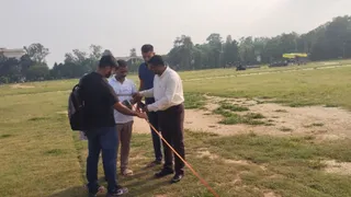भागलपुर के सैंडिस कंपाउंड में बाहरी मैदान की मापी करते खेल पदाधिकारी व अन्य