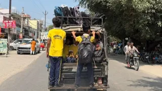 आटो के पीछे लटककर जाते छात्र। जागरण