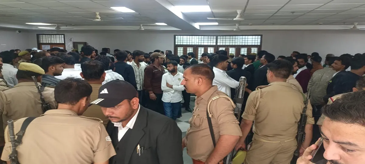 Crowd at Prayagraj court premises during Ali appearance