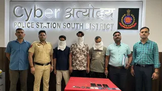 दिल्ली में एपीके साइबर फ्रॉड गिरोह का भंडाफोड़ तीन गिरफ्तार।