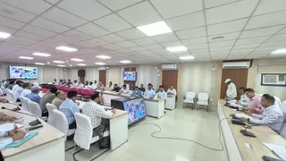 समीक्षा बैठक करते डीएम वैभव श्रीवास्तव।