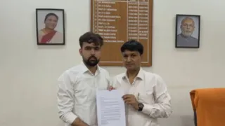 डूसू के नवनिर्वाचित उपाध्यक्ष दीपांशु शौकीन ने मुआवजे की मांग को लेकर विश्वविद्यालय प्रशासन को पत्र सौंपा था। फाइल फोटो