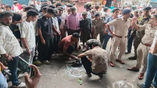 वासेपुर के भूली मोड़ स्थित घटनास्थल पर जांच करती पुलिस की फारेंसिक टीम और उपस्थित भीड़। (फोटो जागरण)