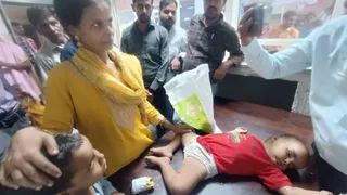 मेडिकल कॉलेज में बच्चों के साथ परेशान मां।