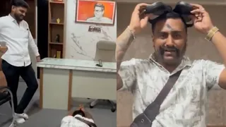 MNS कार्यकर्ताओं ने राज ठाकरे की फोटो के सामने इन्फ्लुएंसर से करवाया दंडवत प्रणाम(फोटो: सोशल मीडिया)