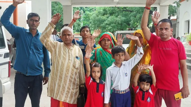 DM अंकल...स्कूल  के रास्ते में जानवर करते हैं परेशान, मैनपुरी में बच्चों की शिकायत पर एक्शन