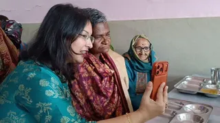 एसडीएम बल्ह स्मृतिका नेगी ओडिशा में प्रमिला की परिवार से बात करवाते हुए।